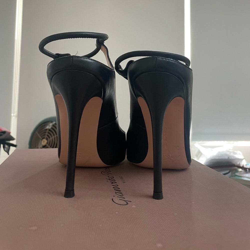 SHIPS FREE! Gianvito Rossi Black Heels. - Picture 3 of 5